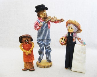 Vintage Folk Art Dolls Corn Cob Figures Primitive Toys and Display for Rustic Cabin Décor