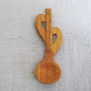 Peut inclure: Une cuill&egrave;re en bois sculpt&eacute;e en forme de c&oelig;ur avec un motif de vigne sur le manche.