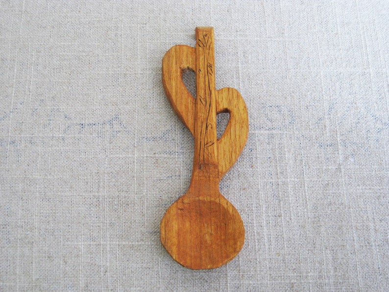 Peut inclure: Une cuill&egrave;re en bois sculpt&eacute;e en forme de c&oelig;ur avec un motif de vigne sur le manche.