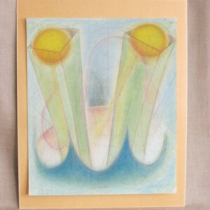 Peut inclure: Dessin d'art abstrait avec deux cercles jaunes au centre de deux formes rectangulaires vertes et blanches. Les formes sont sur une vague bleue et un fond bleu clair.