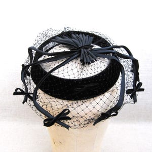 Black Pill Box Hat With Veil - Etsy display picture 3