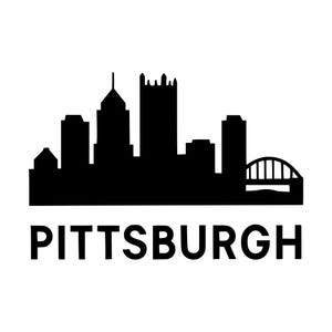 Op de afbeelding: Een zwarte silhouetgrafiek van de skyline van Pittsburgh met diverse wolkenkrabbers en een brug, met het woord PITTSBURGH in dikke zwarte hoofdletters direct onder de skyline-illustratie gedrukt.