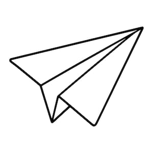 Può includere: Un semplice disegno al tratto in bianco e nero di un aeroplanino di carta. L'illustrazione presenta contorni neri netti e decisi che formano la classica forma triangolare di un aeroplano di carta piegato su uno sfondo bianco.