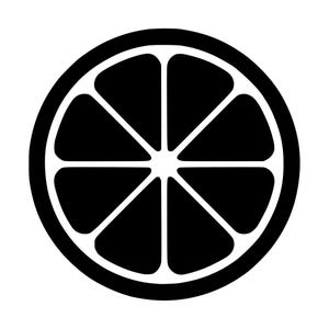 Puede incluir: Una ilustración gráfica en blanco y negro de una rodaja de fruta cítrica. El diseño presenta un contorno circular que contiene ocho segmentos triangulares distintos dispuestos alrededor de un punto central, creando un patrón de sección transversal simétrico.