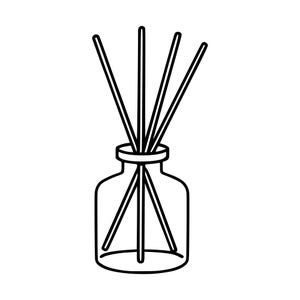 Puede incluir: Una ilustración de arte lineal en blanco y negro de un difusor de varillas. El diseño presenta una botella de vidrio transparente con un cuello estrecho y una base ancha, que contiene cuatro varillas finas y rectas que sobresalen.