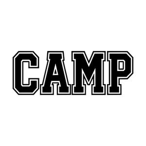 Op de afbeelding: Het woord CAMP is geschreven in een vet, zwart bloklettertype in collegestijl met een duidelijke witte omlijning. De letters zijn hoofdletters en horizontaal gerangschikt, met scherpe, hoekige schreven voor een klassieke uitstraling.