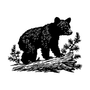 Könnte beinhalten: Eine schwarze Silhouetten-Illustration eines Bärenjungen, das auf einem umgestürzten Baumstamm steht. Der Bär ist im Profil nach rechts blickend dargestellt, mit detaillierter Fellstruktur. Kleine Kiefernzweige sind an der Basis zu sehen.
