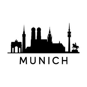Puede incluir: Una silueta negra del horizonte de Múnich que muestra monumentos arquitectónicos icónicos, incluidas las torres de la Frauenkirche y la torre olímpica, con la palabra MUNICH impresa en letras mayúsculas en una fuente sans-serif simple.