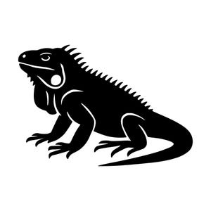 Puede incluir: Una silueta gráfica de color negro sólido de una iguana de perfil, mirando hacia la izquierda. El lagarto presenta una hilera prominente de espinas a lo largo de la espalda, una escama circular distintiva en la mejilla y garras afiladas.