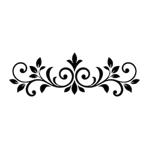 Könnte beinhalten: Eine schwarze grafische Illustration mit einem symmetrischen floralen Rankenmuster. Das zentrale Element ist eine spitze Blattform, flankiert von wirbelnden Ranken, geschwungenen Stielen und spitzen Blättern, die sich zu den Seiten erstrecken.