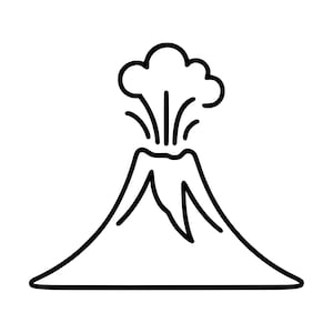 Op de afbeelding: Een zwart-wit lijntekening-icoon van een vulkaan. De kegelvormige berg heeft een grillige opening aan de top, met gestileerde lijnen die uitbarstende rook en aswolken voorstellen die vanuit het midden omhoog stijgen tegen een witte achtergrond.