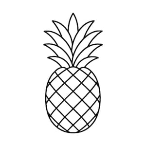 Op de afbeelding: Een zwart-witte lijntekening van een ananas. De vrucht heeft een ruitvormig patroon op het hoofdgedeelte en een reeks puntige, omhoog wijzende bladeren aan de bovenkant, alles weergegeven met strakke, dikke zwarte omlijningen.