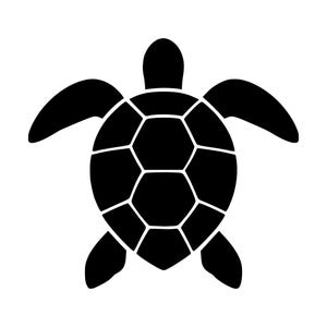 Puede incluir: Una silueta negra sólida de una tortuga marina que presenta un patrón de caparazón detallado con segmentos hexagonales y pentagonales distintos, una cabeza redondeada y cuatro aletas extendidas posicionadas simétricamente sobre un fondo blanco.