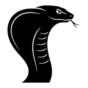 以下が含まれることがあります： 横向きのコブラを描いた黒いグラフィックイラスト。蛇はフードを広げ、鋭い目つきで、口から二股の舌を出している様子が描かれています。デザインは、はっきりとした太い線と、塗りつぶされた黒いシルエットが特徴です。
