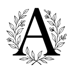 Könnte beinhalten: Ein schwarzer Großbuchstabe A, zentriert in einem kreisförmigen Rahmen aus handgezeichneten botanischen Elementen, bestehend aus dünnen Stielen, spitzen Blättern und kleinen Blütenknospen. Das Design ist in einem kontrastreichen Schwarz-Weiß-Stil.