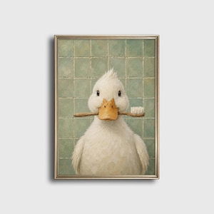 Puede incluir: Una lámina de arte enmarcada que muestra un pato blanco con pico amarillo sosteniendo un cepillo de dientes de madera marrón en el pico. El pato está situado sobre un fondo de azulejos de baño cuadrados de color verde claro con juntas visibles.