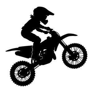 Peut inclure: Un graphique en silhouette noire unie représentant un pilote portant un casque et un équipement de protection effectuant une roue arrière sur une moto tout-terrain. Le design montre la moto avec des roues à rayons et le pilote penché en avant.