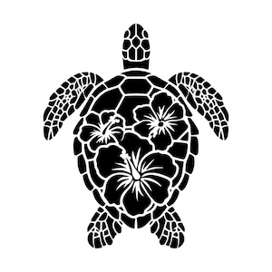 Könnte beinhalten: Eine schwarze grafische Silhouette einer Meeresschildkröte von oben betrachtet. Der Panzer der Schildkröte zeigt ein detailliertes Muster aus drei großen Hibiskusblüten, die in das geometrische Schuppendesign integriert sind.