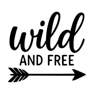 以下が含まれることがあります： 白地に黒のグラフィックデザイン。筆記体のフォントで「wild」という単語が書かれ、その下に太字のサンセリフ体で「AND FREE」という単語が続き、さらにその下に水平な矢印のアイコンが配置されています。