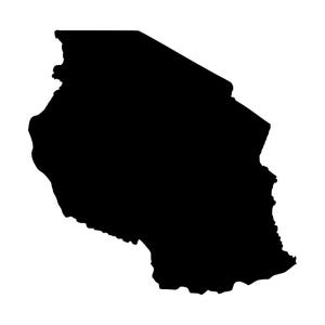 Puede incluir: Una silueta negra sólida que representa la forma geográfica del país de Tanzania. El gráfico presenta un contorno distintivo con bordes costeros irregulares en el lado este y un borde más angular a lo largo del límite norte.