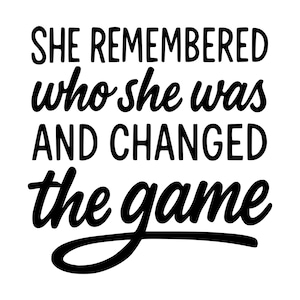 Puede incluir: Texto negro sobre fondo blanco con la cita: SHE REMEMBERED who she was AND CHANGED the game. La tipografía utiliza una mezcla de estilos sans-serif en negrita y cursiva, con la palabra game subrayada por un trazo grueso y curvo.
