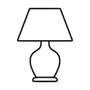 Könnte beinhalten: Eine schwarz-weiße Strichzeichnung einer Tischlampe. Die Lampe verfügt über einen breiten, trapezförmigen Lampenschirm über einem geschwungenen, bauchigen Fuß, der auf einem flachen, runden Sockel steht. Das Design verwendet einfache, kräftige Linien.