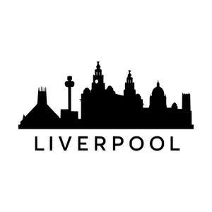 Pode incluir: Uma silhueta gráfica preta do horizonte da cidade de Liverpool, apresentando marcos proeminentes, incluindo a Radio City Tower e o Royal Liver Building, com a palavra LIVERPOOL impressa em uma fonte sem serifa diretamente abaixo do horizonte.