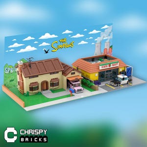 Peut inclure: Un diorama Lego représentant des scènes des Simpson. L'ensemble comprend une maison, un Kwik-E-Mart et une voiture de police. L'arrière-plan représente un ciel bleu avec des nuages et le logo de l'émission.