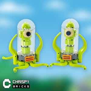 Puede incluir: Dos figuras de extraterrestres verdes hechas con bloques de construcción. Cada figura tiene una cabeza de cúpula transparente, un ojo grande y tentáculos verdes. Las figuras están sobre un fondo azul y verde. El logotipo "CHRISPY BRICKS" está en la esquina inferior izquierda.