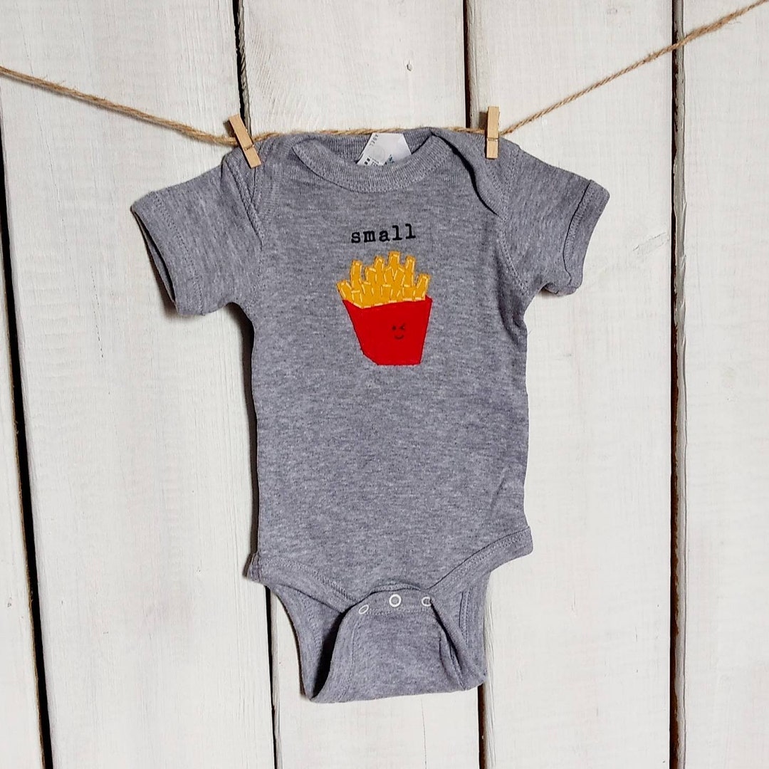 Punny Small Fry Baby Onesie ® / bodysuit, regalo divertido para bebés, papas fritas bebé Onesie