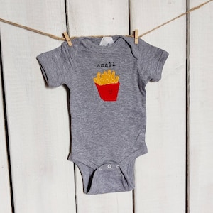 Punny &quot;Small Fry&quot; babyromper ®/romper, grappig babycadeau, frietjes babyromper, babyshowercadeau