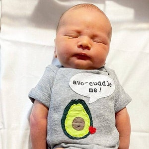 Baby "Let's Avo-Cuddle" oder "Avo-Cuddle Me" Onesie®/Bodysuit/Einteiler Avocado Baby, einzigartiges Baby Geschenk, Baby Shower Geschenk, Baby Strampler"