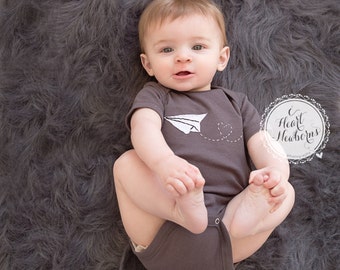 Valentijnsdag baby Onesie® "PAPER Airplanewith hart" baby bodysuit, perfect voor 1e Valentijnsdag foto's, Paperman