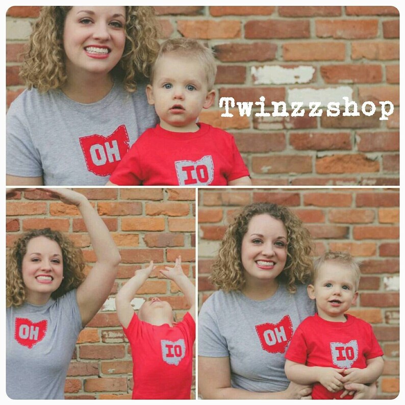 Pode incluir: Duas crian&ccedil;as vestindo camisas cinzas e vermelhas com o estado de Ohio e o estado de Iowa nelas. As crian&ccedil;as est&atilde;o em p&eacute; na frente de uma parede de tijolos. O texto "Twinzzshop" &eacute; vis&iacute;vel no canto superior direito da imagem.