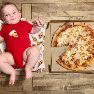 Body de bebé con la frase &quot;Tienes una PIZZA en mi corazón&quot;, regalo para bebé, regalo divertido para baby shower, hecho por mamá, mono de bebé, mono con un juego de palabras
