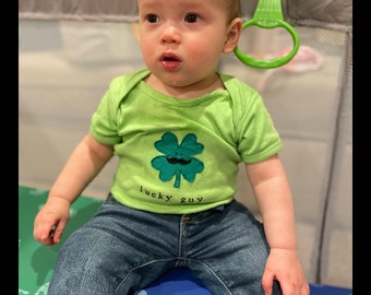 St. Patrick's Day "LUCKY GUY" Shamrock/Lucky Clover Onesie® Romper voor babyjongens, perfect voor 1e St. Patty's Day Pics