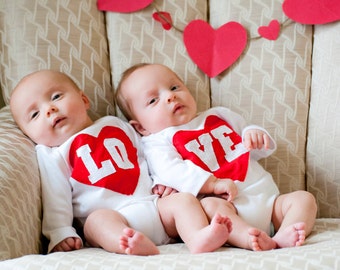 Valentijnsdag LO-VE Twin Onesies® / Bodysuits Set, Zoals te zien in Huffington Post, Geweldig cadeau voor tweelingen of broers en zussen, de ORIGINELE lo-ve twin set