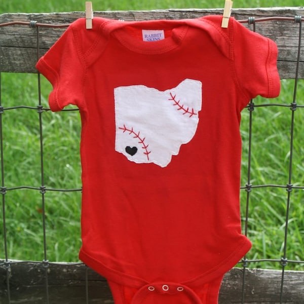 State of Ohio Baby Body®, Babybody mit BASEBALL-Stich und Herz auf Cincinnati, neues Vatertagsgeschenk, inspiriert von Cincinnati Reds