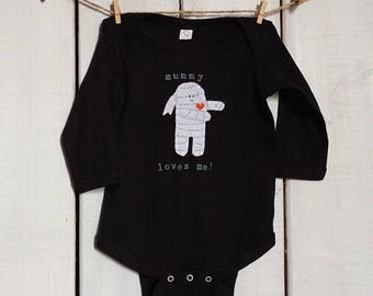 Halloween Baby Onesie® Bodysuit "MUMMY Loves Me", perfect for 1st Halloween photo prop, Halloween gift for Baby, October baby Mummy Onesie®