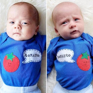 Puede incluir: Dos bebés con monos azules con un gráfico de tomate y las palabras "tomayto" y "tomahto" en burbujas de diálogo blancas.