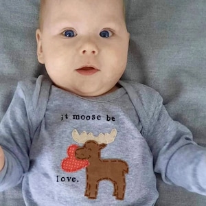 Valentine&#39;s Day &quot;it Moose be LOVE&quot; Moose Handsewn Applique Baby Onesie®/Bodysuit, perfect for 1st Valentine&#39;s Day Pics, punny cute one piece