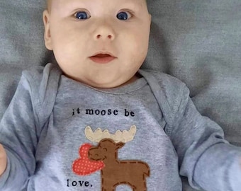 Valentijnsdag "it Moose be LOVE" Moose Handsewn Applique Baby Onesie®/Bodysuit, perfect voor 1e Valentijnsdag Foto's, punny schattig stuk