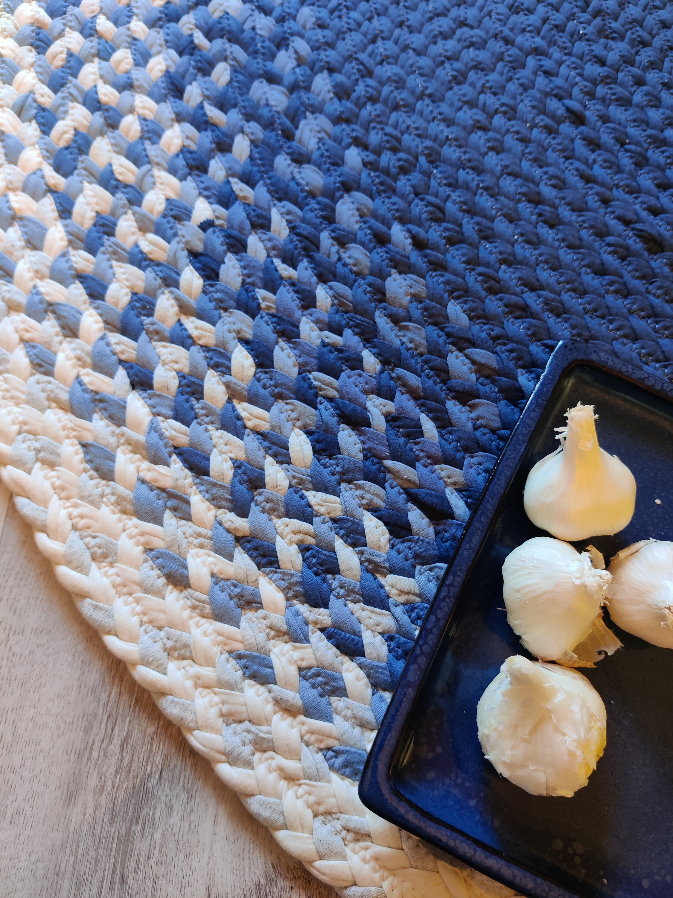 Tapis Tressé Bleu Indigo avec Des Accents Blanc Cassé Vert Au Cœur Tapis