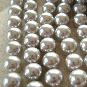 Muschelkernperlen 8mm Glänzende Taube Grau Glatte Runden - 8 Stück