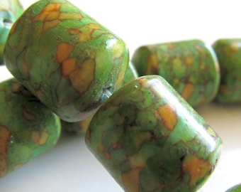 Cuentas de turquesa fuego de 18 x 14 mm, barriles lisos y brillantes, color verde - 2 piezas