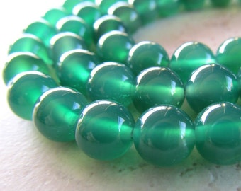 Agate Beads 8mm Emerald Green Smooth Rounds - 12 Pieces