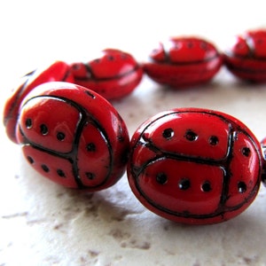Perles de verre tch&egrave;que 13 X 11mm Opaque Valentine rouge et noir design coccinelles - 8 pi&egrave;ces