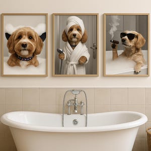 Può includere: Set di tre stampe incorniciate con cani in situazioni umoristiche. Un cane indossa un costume da mucca, un altro è in accappatoio con un soffione doccia e il terzo è in una vasca da bagno con occhiali da sole e un sigaro.