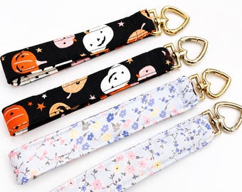 Llavero con coletero de satén – Pulsera con llavero de tela floral