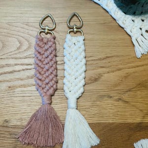 Llavero de macramé de espina de pescado hecho a mano – Pulsera Boho